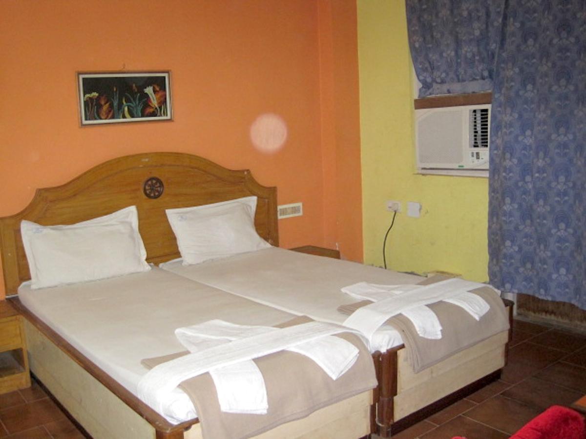 Hotel Arya Palace Puri Eksteriør bilde